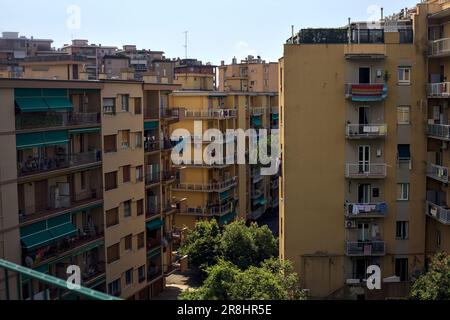 Des rangées de condominiums dans une ville italienne par un beau jour d'été vu d'en haut Banque D'Images