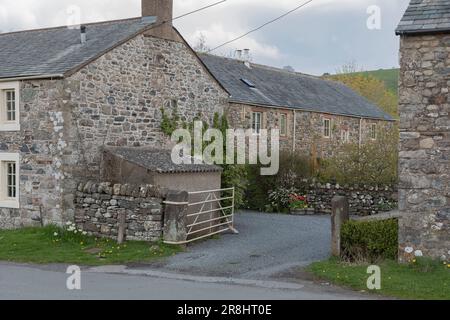 Vue sur une ferme avec de vieux bâtiments en pierre Banque D'Images