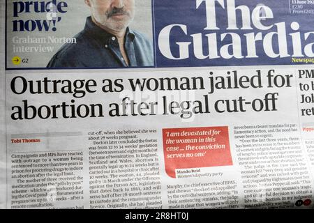 "L'indignation de la femme emprisonnée pour avortement après un arrêt légal" première page le journal Guardian gros article 13 juin 2023 Londres Angleterre Royaume-Uni Banque D'Images