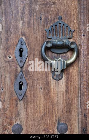 Porte traditionnelle en bois fait à la main et anneaux de knocker en fer, dinde Banque D'Images