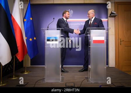 Varsovie, Pologne. 21st juin 2023. Le ministre estonien des Affaires étrangères Markus Tsahkna rencontre son homologue polonais Zbigniew Ray à Varsovie, en Pologne, le 21 juin 2023. La Russie est accusée d'avoir détruit un barrage près de la colonie de Nova Khakovka, dans le sud de l'Ukraine, ce qui a entraîné des inondations massives et le déplacement de milliers de personnes. Les critiques disent que l'action de la Russie a entraîné un ecocide et qu'elle doit être classée comme un crime de guerre. (Photo de Jaap Arriens/Sipa USA) crédit: SIPA USA/Alay Live News Banque D'Images