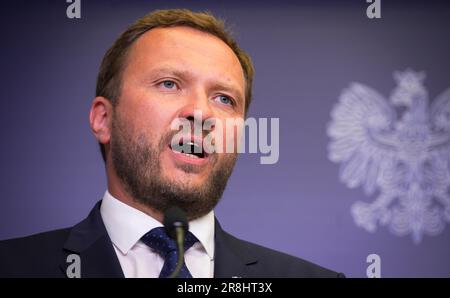 Varsovie, Pologne. 21st juin 2023. Le ministre estonien des Affaires étrangères Markus Tsahkna rencontre son homologue polonais Zbigniew Ray à Varsovie, en Pologne, le 21 juin 2023. La Russie est accusée d'avoir détruit un barrage près de la colonie de Nova Khakovka, dans le sud de l'Ukraine, ce qui a entraîné des inondations massives et le déplacement de milliers de personnes. Les critiques disent que l'action de la Russie a entraîné un ecocide et qu'elle doit être classée comme un crime de guerre. (Photo de Jaap Arriens/Sipa USA) crédit: SIPA USA/Alay Live News Banque D'Images