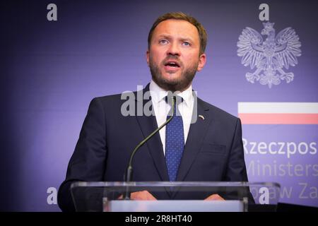 Varsovie, Pologne. 21st juin 2023. Le ministre estonien des Affaires étrangères Markus Tsahkna rencontre son homologue polonais Zbigniew Ray à Varsovie, en Pologne, le 21 juin 2023. La Russie est accusée d'avoir détruit un barrage près de la colonie de Nova Khakovka, dans le sud de l'Ukraine, ce qui a entraîné des inondations massives et le déplacement de milliers de personnes. Les critiques disent que l'action de la Russie a entraîné un ecocide et qu'elle doit être classée comme un crime de guerre. (Photo de Jaap Arriens/Sipa USA) crédit: SIPA USA/Alay Live News Banque D'Images