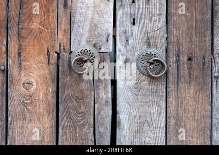 Porte traditionnelle en bois fait à la main et anneaux de knocker en fer, dinde Banque D'Images