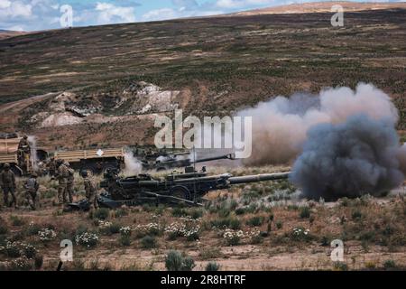 Yakima, Washington, États-Unis. 19th juin 2023. ÉTATS-UNIS Des soldats de l'armée avec 2nd Bataillon, 146th Régiment d'artillerie de campagne, 81st équipe de combat de la Brigade Stryker, Garde nationale de Washington, ont tiré un obusier de 155 mm remorqué M777 sur une aire de tir directe pendant l'entraînement annuel au Centre d'entraînement de Yakima. Crédit : Adeline Witherspoon/U.S. Armée/ZUMA Wire/Alamy Live News Banque D'Images