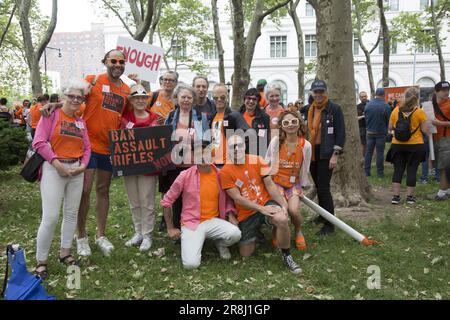 D'un océan à l'autre, des milliers d'Américains se sont présentés en orange sur 2-4 juin 2023 pour honorer les survivants et bâtir une communauté avec d'autres personnes travaillant à mettre fin à la violence par les armes à feu. Banque D'Images