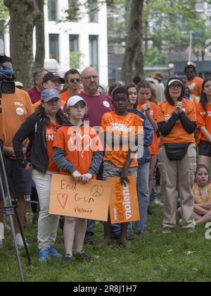 D'un océan à l'autre, des milliers d'Américains se sont présentés en orange sur 2-4 juin 2023 pour honorer les survivants et bâtir une communauté avec d'autres personnes travaillant à mettre fin à la violence par les armes à feu. Banque D'Images