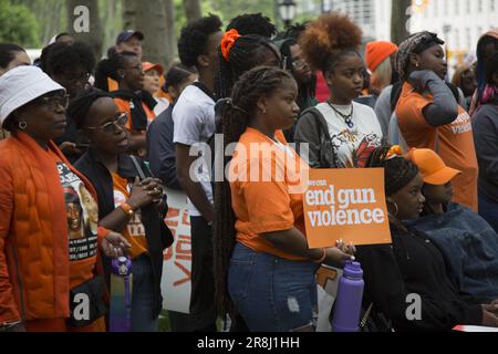 D'un océan à l'autre, des milliers d'Américains se sont présentés en orange sur 2-4 juin 2023 pour honorer les survivants et bâtir une communauté avec d'autres personnes travaillant à mettre fin à la violence par les armes à feu. Banque D'Images