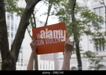 D'un océan à l'autre, des milliers d'Américains se sont présentés en orange sur 2-4 juin 2023 pour honorer les survivants et bâtir une communauté avec d'autres personnes travaillant à mettre fin à la violence par les armes à feu. Banque D'Images