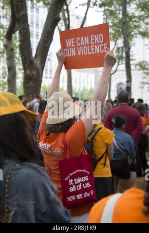 D'un océan à l'autre, des milliers d'Américains se sont présentés en orange sur 2-4 juin 2023 pour honorer les survivants et bâtir une communauté avec d'autres personnes travaillant à mettre fin à la violence par les armes à feu. Banque D'Images