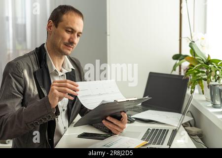 Contrarié a souligné inquiet caucasien homme investisseur boursier, courtier, expert financier, s'asseoir au bureau devant l'ordinateur avec des cartes, nerveux de la chute Banque D'Images