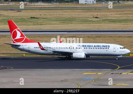 Düsseldorf, Allemagne, 20.06.2023: BOEING 737 NG / MAX - MSN 60024 TC-JVY de Turkish Airlines au départ de l'aéroport international de Düsseldorf. Banque D'Images