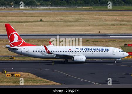 Düsseldorf, Allemagne, 20.06.2023: BOEING 737 NG / MAX - MSN 60024 TC-JVY de Turkish Airlines en train de rouler à l'aéroport international de Düsseldorf. Banque D'Images