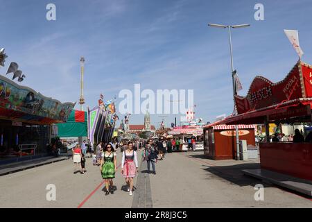 L'Oktoberfest de Munich sur la prairie de Theresienwiese est le plus grand festival folklorique du monde. Dans le dialecte de Munich, il s'appelle d Wiesn. Banque D'Images