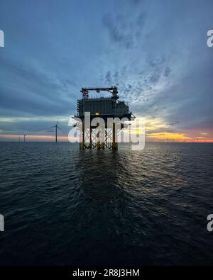 Parc à éoliennes Hollandse Kust Zuid, sous-station, en mer du Nord. Banque D'Images