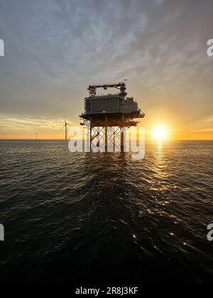 Parc à éoliennes Hollandse Kust Zuid, sous-station, en mer du Nord. Banque D'Images