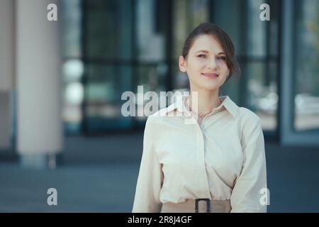 Portrait souriant et souriant du patron de la société caucasienne, chef de la direction, debout devant l'immeuble de bureaux Banque D'Images