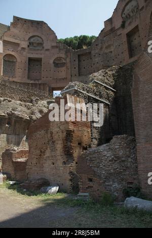 Découvrez le charme intemporel de Rome, où les merveilles anciennes et le charme moderne coexistent en parfaite harmonie Banque D'Images