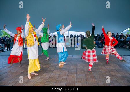 Dance Fusion collaboration avec Highland et Punjabi Bhangra Dancers, Scotfest, Town Centre Park, Coquitlam, Colombie-Britannique, Canada, Banque D'Images