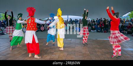 Dance Fusion collaboration avec Highland et Punjabi Bhangra Dancers, Scotfest, Town Centre Park, Coquitlam, Colombie-Britannique, Canada, Banque D'Images