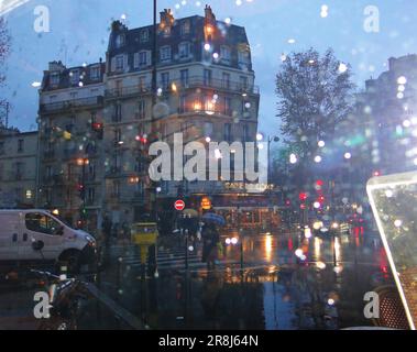 Capturez l'essence de Paris à travers une collection de superbes photographies mettant en valeur des monuments emblématiques, des rues charmantes et le romantisme indéniable de Banque D'Images