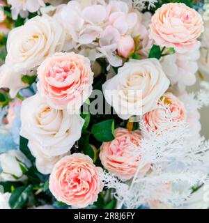 Bouquet de mariée de couleurs mélangées dans des couleurs claires Banque D'Images