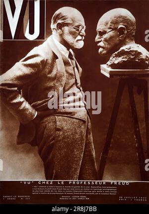 1932 , FRANCE : le père autrichien de la psychanalyse SIGMUND FREUD ( Freiberg 1856 - Londres 1939 ) . Dans cette photo à Vienne , devant son portrait de buste du sculpteur croate OSCAR NEMON ( 1906 - 1985 ), sculpté à l'occasion de son 75 e anniversaire . Couverture du magazine français illustré vu , 20 juillet 1932 . Sigmund Freud échapper de l'autrichien nazi en 4 juin 1938 , dirigé vers Londres , via Ostenda ( Hollande ) port . Photographe inconnu ( possible par le photographe et le votrecriste Nicolas Bandy aka Nicolas Neumann ) . - PSYCHANALYSTE - PSICANALISTA - PSICOANALISTA - PSICANALIZI - PSICOANALISI Banque D'Images