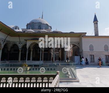 Visiteurs dans le parc du palais de Topkapi, quartier de Fatih, Istanbul, Turquie Banque D'Images