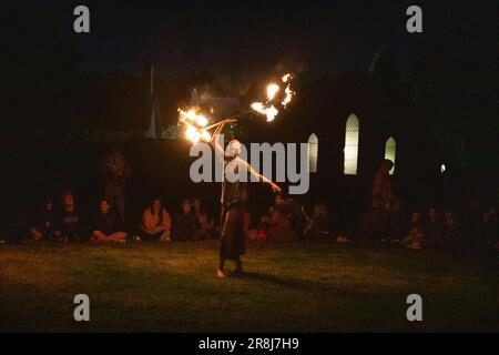 Avebury, Royaume-Uni. 20th juin 2023. Les fêtards et les adorateurs se sont réunis à Avebury pour célébrer le solstice d'été. Crédit : Kiki Streitberger/Alamy Live News Banque D'Images