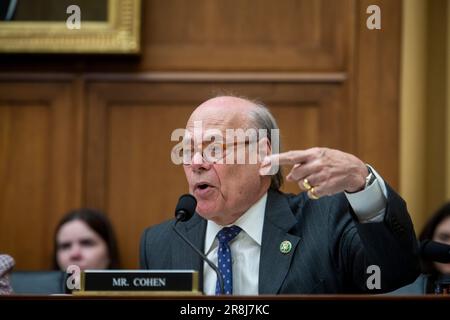 Le représentant des États-Unis Steve Cohen (démocrate du Tennessee) pose des questions à l'avocat spécial John Durham lors d'une audience de la Commission de la Chambre sur le pouvoir judiciaire sur le rapport de l'avocat spécial John Durham dans l'immeuble Rayburn House à Washington, DC, mercredi, 21 juin 2023. Crédit : Rod Lamkey/CNP/MediaPunch Banque D'Images