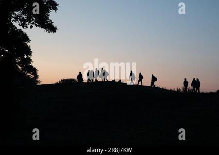 Avebury, Royaume-Uni. 21st juin 2023. Les fêtards et les adorateurs se sont réunis à Avebury pour accueillir le soleil le plus long jour de l'année. Crédit : Kiki Streitberger/Alamy Live News Banque D'Images