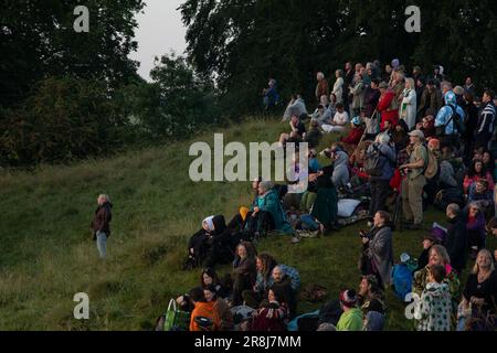 Avebury, Royaume-Uni. 21st juin 2023. Les fêtards et les adorateurs se sont réunis à Avebury pour accueillir le soleil le plus long jour de l'année. Crédit : Kiki Streitberger/Alamy Live News Banque D'Images