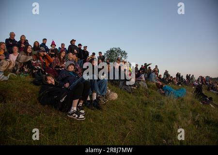 Avebury, Royaume-Uni. 21st juin 2023. Les fêtards et les adorateurs se sont réunis à Avebury pour accueillir le soleil le plus long jour de l'année. Crédit : Kiki Streitberger/Alamy Live News Banque D'Images