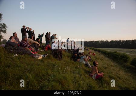 Avebury, Royaume-Uni. 21st juin 2023. Les fêtards et les adorateurs se sont réunis à Avebury pour accueillir le soleil le plus long jour de l'année. Crédit : Kiki Streitberger/Alamy Live News Banque D'Images