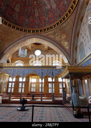 Salle Impériale, salle du trône, le Harem, Palais Topkapi, quartier de Fatih, Istanbul, Turquie. Chambre dorée élaborée avec coin salon et trône à droite. Banque D'Images