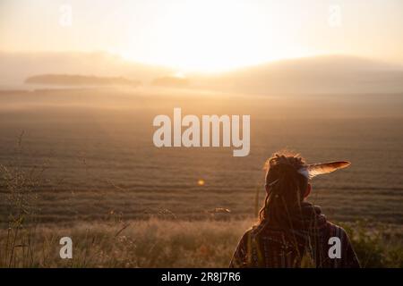 Avebury, Royaume-Uni. 21st juin 2023. Les fêtards et les adorateurs se sont réunis à Avebury pour accueillir le soleil le plus long jour de l'année. Crédit : Kiki Streitberger/Alamy Live News Banque D'Images