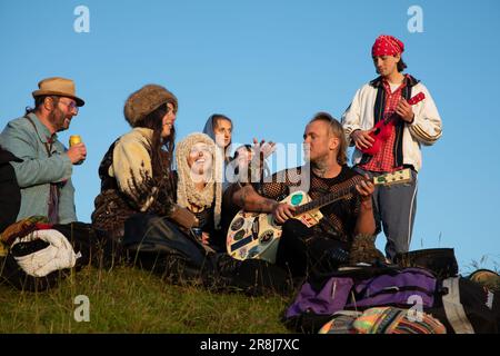 Avebury, Royaume-Uni. 21st juin 2023. Les fêtards et les adorateurs se sont réunis à Avebury pour accueillir le soleil le plus long jour de l'année. Crédit : Kiki Streitberger/Alamy Live News Banque D'Images