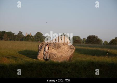 Avebury, Royaume-Uni. 21st juin 2023. Les fêtards et les adorateurs se sont réunis à Avebury pour accueillir le soleil le plus long jour de l'année. Crédit : Kiki Streitberger/Alamy Live News Banque D'Images