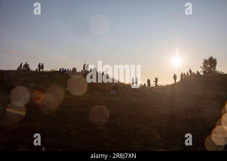 Avebury, Royaume-Uni. 21st juin 2023. Les fêtards et les adorateurs se sont réunis à Avebury pour accueillir le soleil le plus long jour de l'année. Crédit : Kiki Streitberger/Alamy Live News Banque D'Images