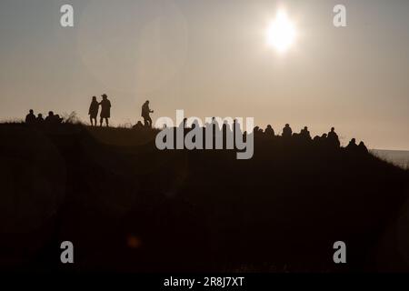 Avebury, Royaume-Uni. 21st juin 2023. Les fêtards et les adorateurs se sont réunis à Avebury pour accueillir le soleil le plus long jour de l'année. Crédit : Kiki Streitberger/Alamy Live News Banque D'Images