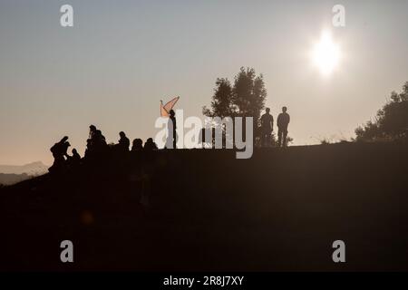 Avebury, Royaume-Uni. 21st juin 2023. Les fêtards et les adorateurs se sont réunis à Avebury pour accueillir le soleil le plus long jour de l'année. Crédit : Kiki Streitberger/Alamy Live News Banque D'Images