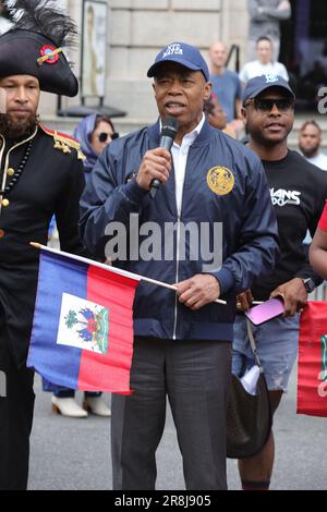 NY, États-Unis. 3rd juin 2023. Central Park West, New York, Etats-Unis, 03 juin 2023 - le maire Eric Adams prononce des remarques, présente une proclamation et des marches dans le défilé inaugural du patrimoine haïtien, le samedi 3 juin 2023 à New York. Photo: Luiz Rampelotto/EuropaNewswire (image de crédit: © Luiz Rampelotto/ZUMA Press Wire) USAGE ÉDITORIAL SEULEMENT! Non destiné À un usage commercial ! Banque D'Images