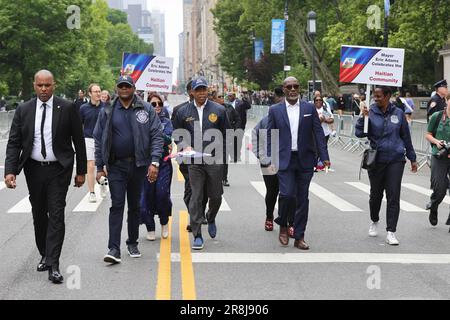 NY, États-Unis. 3rd juin 2023. Central Park West, New York, Etats-Unis, 03 juin 2023 - le maire Eric Adams prononce des remarques, présente une proclamation et des marches dans le défilé inaugural du patrimoine haïtien, le samedi 3 juin 2023 à New York. Photo: Luiz Rampelotto/EuropaNewswire (image de crédit: © Luiz Rampelotto/ZUMA Press Wire) USAGE ÉDITORIAL SEULEMENT! Non destiné À un usage commercial ! Banque D'Images