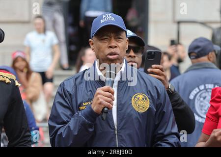 NY, États-Unis. 3rd juin 2023. Central Park West, New York, Etats-Unis, 03 juin 2023 - le maire Eric Adams prononce des remarques, présente une proclamation et des marches dans le défilé inaugural du patrimoine haïtien, le samedi 3 juin 2023 à New York. Photo: Luiz Rampelotto/EuropaNewswire (image de crédit: © Luiz Rampelotto/ZUMA Press Wire) USAGE ÉDITORIAL SEULEMENT! Non destiné À un usage commercial ! Banque D'Images