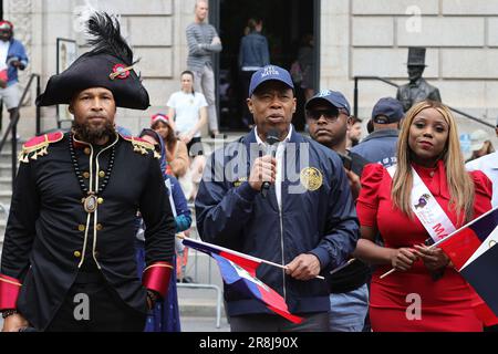 NY, États-Unis. 3rd juin 2023. Central Park West, New York, Etats-Unis, 03 juin 2023 - le maire Eric Adams prononce des remarques, présente une proclamation et des marches dans le défilé inaugural du patrimoine haïtien, le samedi 3 juin 2023 à New York. Photo: Luiz Rampelotto/EuropaNewswire (image de crédit: © Luiz Rampelotto/ZUMA Press Wire) USAGE ÉDITORIAL SEULEMENT! Non destiné À un usage commercial ! Banque D'Images