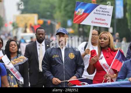 NY, États-Unis. 3rd juin 2023. Central Park West, New York, Etats-Unis, 03 juin 2023 - le maire Eric Adams prononce des remarques, présente une proclamation et des marches dans le défilé inaugural du patrimoine haïtien, le samedi 3 juin 2023 à New York. Photo: Luiz Rampelotto/EuropaNewswire (image de crédit: © Luiz Rampelotto/ZUMA Press Wire) USAGE ÉDITORIAL SEULEMENT! Non destiné À un usage commercial ! Banque D'Images