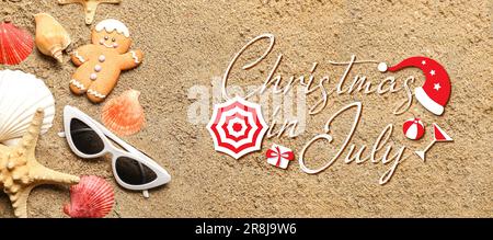 Bannière avec texte NOËL EN JUILLET, biscuit de pain d'épice, lunettes de soleil et coquillages Banque D'Images