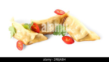 Savoureuse jiaozi chinoise, poivre rouge et persil sur fond blanc Banque D'Images