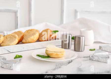 Assiette avec croûton et triangles de savoureux fromage fondu sur la table Banque D'Images