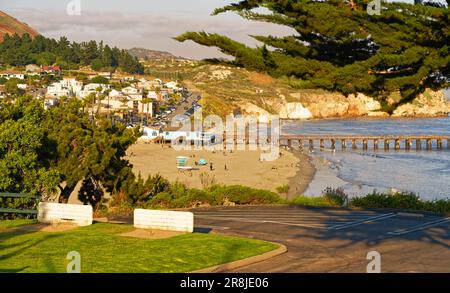 Vue aérienne d'Avila Beach, belle petite ville de plage sur la côte centrale de Californie au coucher du soleil Banque D'Images